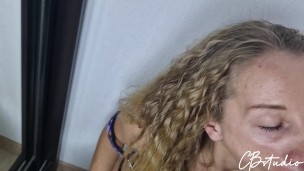 Грудастая блондинка сосёт большой хуй