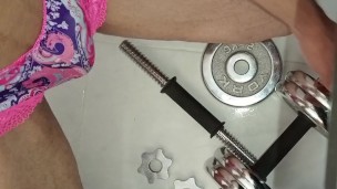 ME DESCUBREN MASTURBANDOME EN EL GYM EN LENCERIA, GEMIDOS DE HOMBRE, SUMISO SIX PACK, PRIMER PLANO