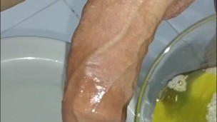 PISSING EN VASO Y LENCERIA SEXY, POLLA LATINA GRANDE Y VENOZA, PRIMER PLANO