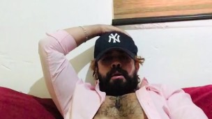 Masturba su pene eyacula si semen en mi camión joven de 18 años latino