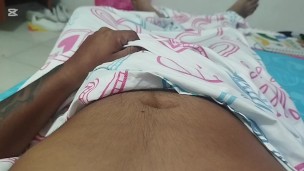 Sensual masturbada debajo de las sabanas de mi vecino