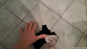 filmarsi nudi mentre si piscia sui propri indumenti sporchi e strizzarli in mano