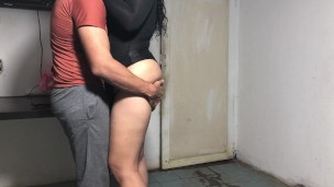 Invito a pasar al repartidor para tener sexo mientras estoy solita y cachonda