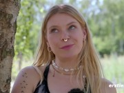 Ersties - Nach dem Mountainbike-Training genießt Katja E die Natur mit Analplug und Dildo 14/16