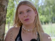 Ersties - Nach dem Mountainbike-Training genießt Katja E die Natur mit Analplug und Dildo 15/16