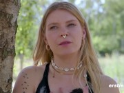 Ersties - Nach dem Mountainbike-Training genießt Katja E die Natur mit Analplug und Dildo 16/16