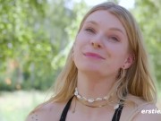 Ersties - Nach dem Mountainbike-Training genießt Katja E die Natur mit Analplug und Dildo 9/16