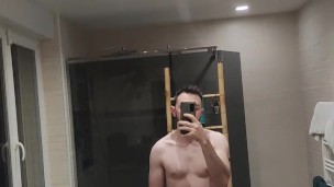 au airbnb bien en forme, on voit mon énorme chibre engorgé à travers mon short 🥵😏😈