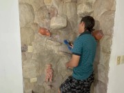 Hago un trato con mi hermanastra de ayudarle a limpiar la fuente a cambio de darle una rica follada 2/16