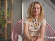 Ersties - Kitty S sonnige Fuß- und Dildospiele mit viel Körperöl 10/16