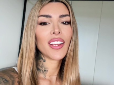JOI ITALIANO - La stepmom Tami Tsunami lo fa sborrare in videochiamata nei bagni della scuola