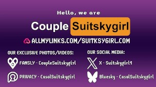 Esposa geme alto enquanto o marido dedilha sua boceta apertada e molhada