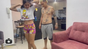 Mi timida hermanastra quiere ser gimnasta y le ayudo dándole la mejor follada de su vida.