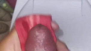 Mi hermanastra dejo sus tangas sucias después de bañarse