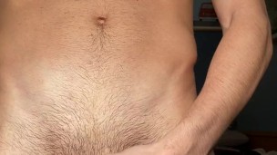 Joven atlético se masturba delante de la ventana