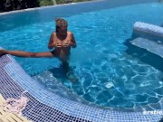 Ersties - Naomi spielt am Pool mit ihren großen Brüsten und füllt ihre Muschi mit einem Dildo 3/16