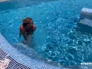 Ersties - Naomi spielt am Pool mit ihren großen Brüsten und füllt ihre Muschi mit einem Dildo 6/16