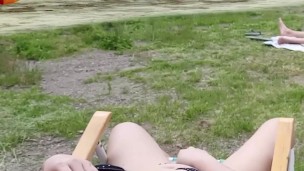 Me toco en la playa frente a un voyeur hasta que se masturba, todo frente a mi marido