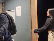 Antonella Jones espera un pedido y le gaga al domiciliario con una follado del otro mundo . 1/16