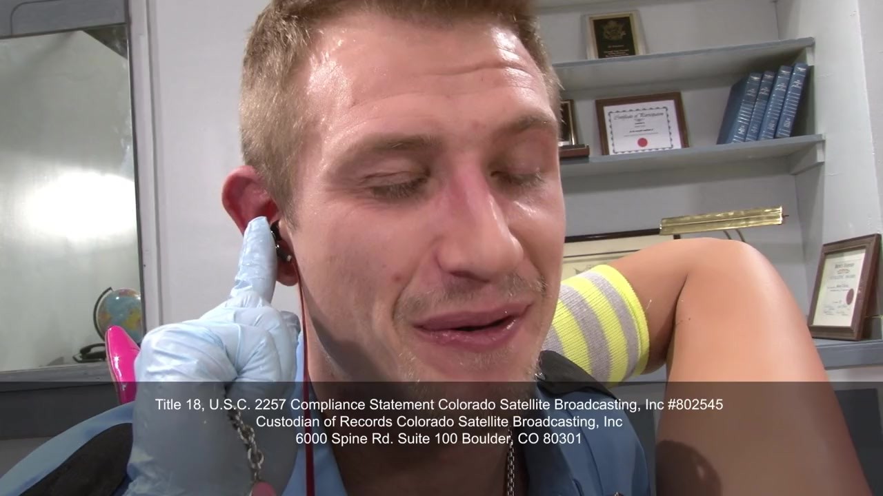 TSA agent Bill finds out with his tongue that Samantha Saint is hiding more than just a tasty treat in her pussy! - Free Sex Video - RedTube