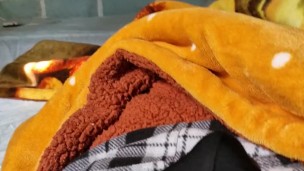 Hace frío por lo tanto se masturba para calentarse