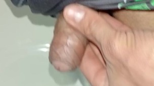 pissing desesperado en ropa interior,como una puta sucia
