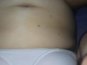 Ella lo graba todo: misionero con corpiño blanco