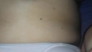 Ella lo graba todo: misionero con corpiño blanco