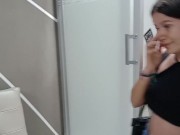 Me encuentro a mi pequeña hermanastra en mi habitación y me dan ganas de follarla duro por el culo y