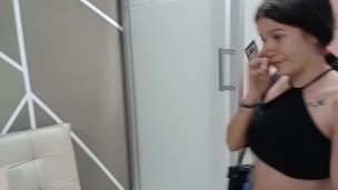 Me encuentro a mi pequeña hermanastra en mi habitación y me dan ganas de follarla duro por el culo y