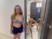 Mi tímida hermanastra me sorprende masturbandome y se antoja de que la folle muy duro hasta correrse