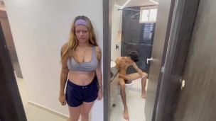 Mi tímida hermanastra me sorprende masturbandome y se antoja de que la folle muy duro hasta correrse