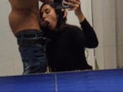 Corre perra, mi amiga es una puta me hace mamada en baño publico y nos descubren mientras follamos 12/16