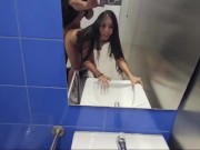 Corre perra, mi amiga es una puta me hace mamada en baño publico y nos descubren mientras follamos 16/16