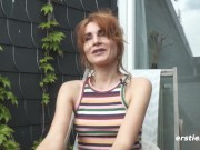 Ersties - Regina liebt es offen und kommt mit Vibrator zum Orgasmus 9/16