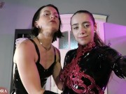 Latex Fisten auf dem Boomer mit Miss Medea 15/16