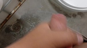 Chico de 18 años con pene de 10cm se masturba en el baño