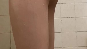 Flaco se masturba en una ducha pública hasta correrse