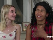 Ersties - Micky M verwöhnt ihre lesbische Freundin Ruth mit zwei Vibratoren 11/16