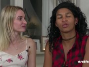 Ersties - Micky M verwöhnt ihre lesbische Freundin Ruth mit zwei Vibratoren 9/16