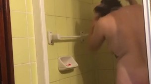 Me follo a mi amiga en la ducha y termina con final feliz