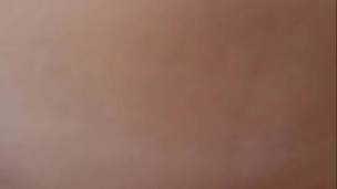 Coño mojado y estrecho recibiendo verga sin condón hasta que se corren dentro