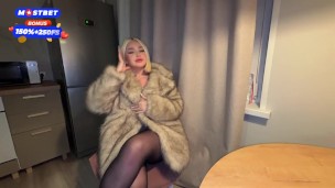 My friend's juicy mom met me in a fur coat and baited me into sex