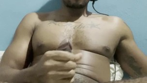 Chico sexy juega con su pene y se masturba hasta eyacular