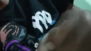 Jovencito Juega Con Su Gran Polla Hasta Correrse