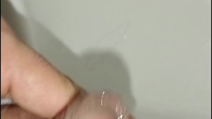 pissing desesperado en baño publico,masturbacion, casi me pillan primer plano