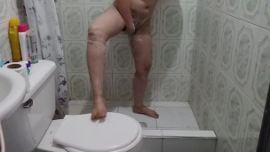 Grabe a mi hermanastra cuando se estaba bañando y luego me la folle con mi pequeña polla