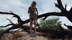 linda ladyboy le gusta desnudarse en publico y montar tronco muy caliente