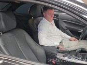 Facial en un concesionario, sexo duro dentro una furgoneta. 2/16