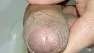 CORRIDA INTENSA y PISSING desesperado en baño publico, casi me pillan